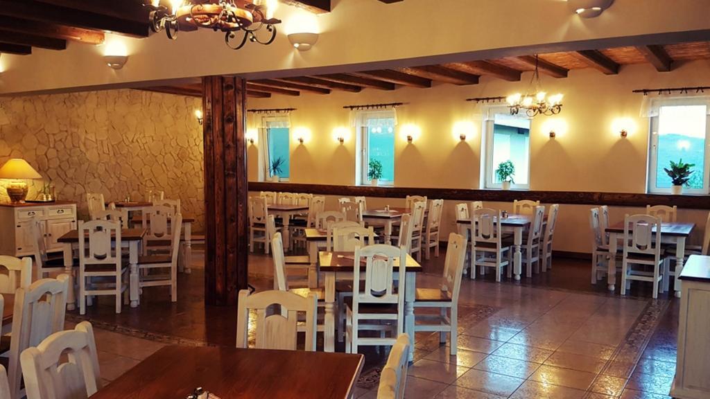 Pod Hradom Restaurant & Pension Topolcany Exterior photo